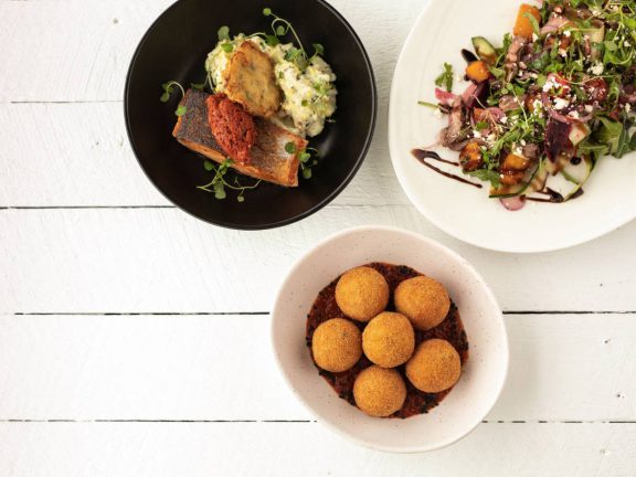 mooloolaba-surf-club-food-fish-arancini-salad