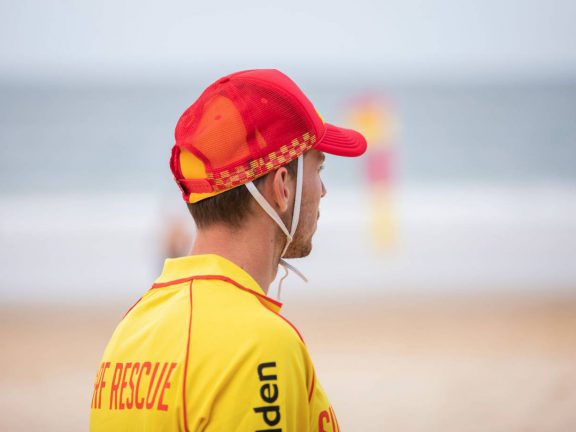 mooloolaba-surf-club-surf-lifesaver-watching-swimmers