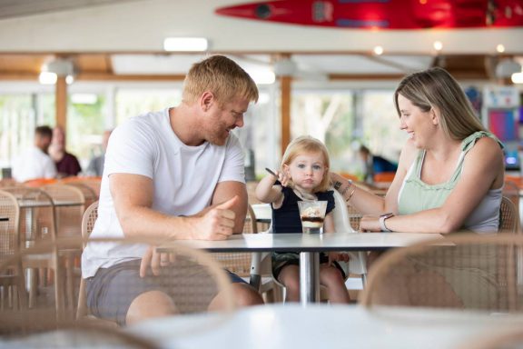 mooloolaba-surf-club-young-family-eating-dessert